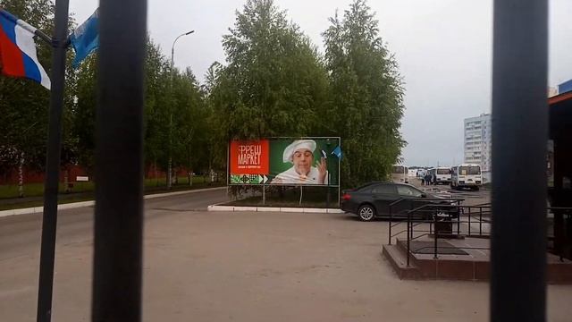 Повесили флаги. Александровский парк. Ульяновск. (15.06.2018) смотреть онлайн
