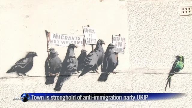 Banksy mural painted over by UK resort's street cleaners смотреть онлайн
