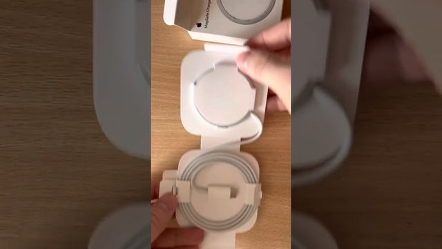 Распаковка беспроводной зарядки для iPhone, Apple MagSafe / Unpacking Wireless Charging for iPhone. смотреть онлайн