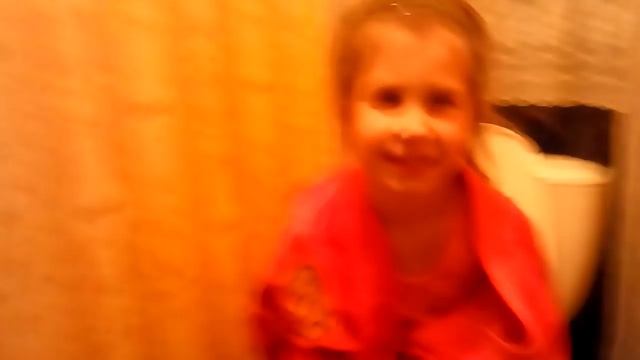 Девочка в туалете