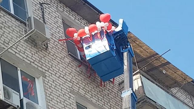Как правильно дарить цветы девушкам? смотреть онлайн
