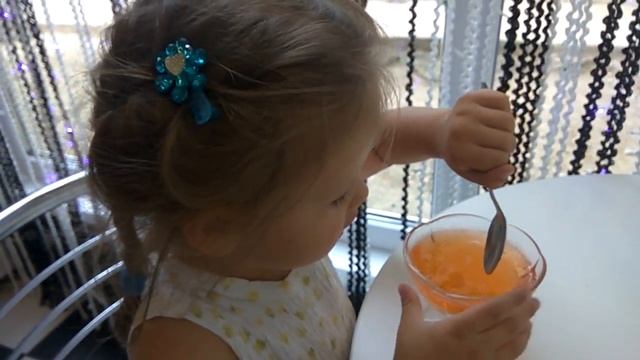 Детки в кафе Пробуем Цветное желе с сахаром смотреть онлайн