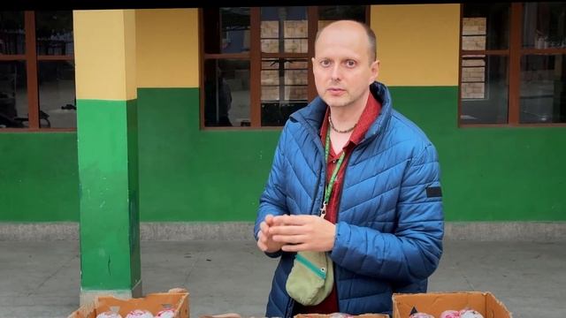 Раздача тортиков детям Вриндавана смотреть онлайн