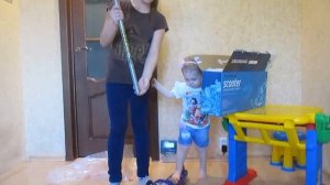 Распаковка и первое катание на трёхколёсном самокате.