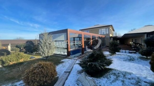 Биоклиматическая пергола для бассейна с шикарной подсветкой от SunArts