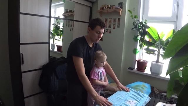 Как гладить белье вместе с маленьким ребенком смотреть онлайн