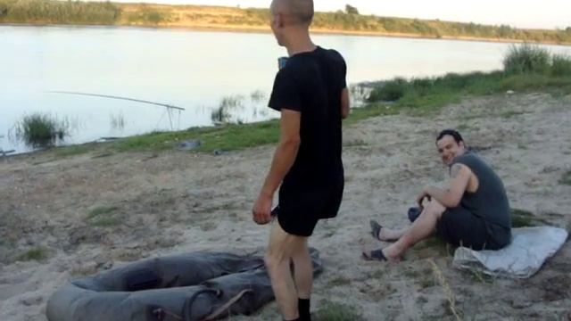 Надувать лодку не так уж и просто)))) смотреть онлайн