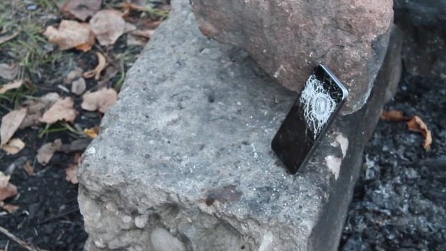 Краш-тест.iPhone 5s vs Кнопочный Ericsson смотреть онлайн