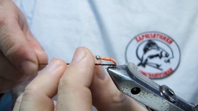Мушка для рыбалки на Хариуса. Скрутка из пряжи колбаса терракотово-коричневого оттенка. Изготовлени смотреть онлайн