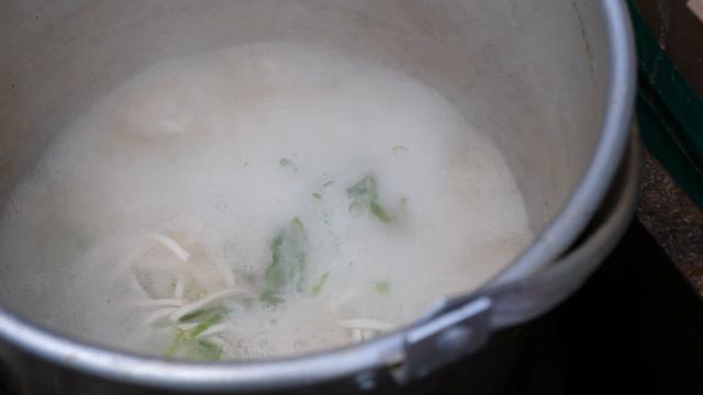 40년 넘게 다리밑에서 장사한 숨은 국수집! 잔치국수, 칼국수, 수제비 맛집 / Korean Noodle Soup / Korean Street Food