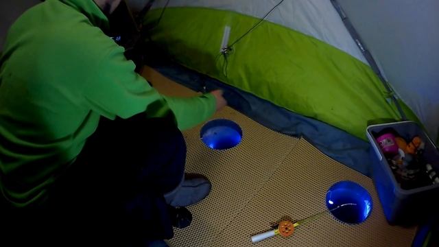 зимняя рыбалка на леща в палатке, с ночевкой на льду смотреть онлайн