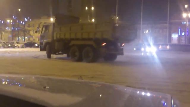 Грузовик дрифтует на площади в Иркутске смотреть онлайн