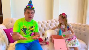 У Папы день рождения! Настя готовит подарки на праздник.mp4