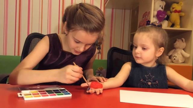 Детский канал детское видео дети рисуют красками ладошками получается картинка из отпечатков смотреть онлайн