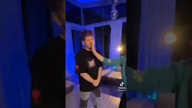 ПУШИСТЫЙ ВОЛК И МИЛС КЕЛ ИГРА В КАЛЬМАРА смотреть онлайн