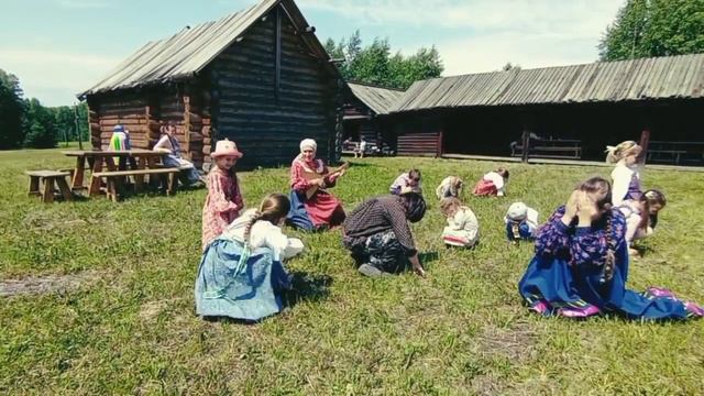 Сел комарик на листочек, на дубовый на пенёчек смотреть онлайн