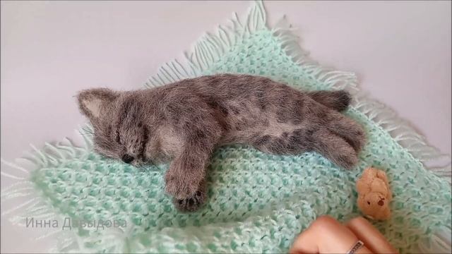 Спящий малыш. Валяный котёнок сухое валяние игрушек. смотреть онлайн