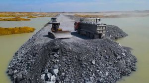 Строительство , очередной эпизод , завозим ещё больше щебня