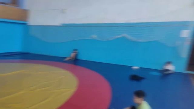 Вольная борьба в Киселёвске. Тренировка на ковре. Отработка приемов. Броски. "Чемпионат" Киргизии. смотреть онлайн