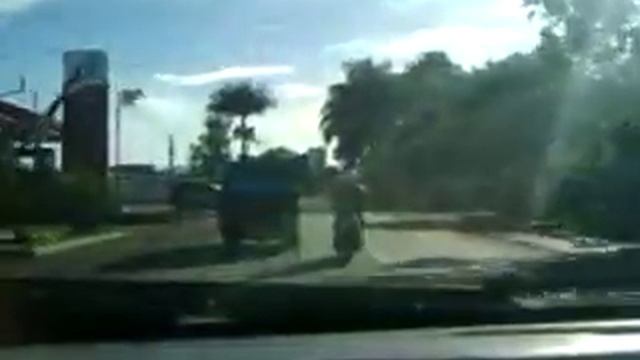 Close Call - An Almost Collision with A Bus in Indonesia смотреть онлайн