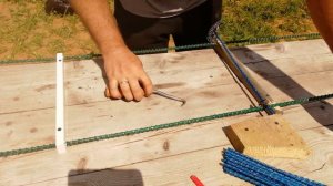 Вяжу каркас из композитной арматуры.