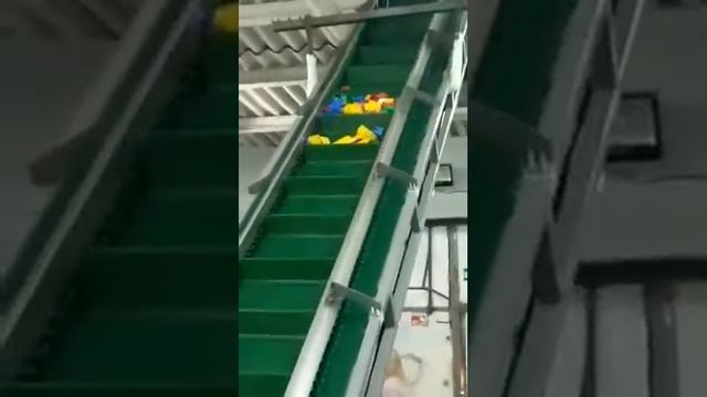 Конвейер для сыпучих грузов с крутым подъемом. 0687 смотреть онлайн