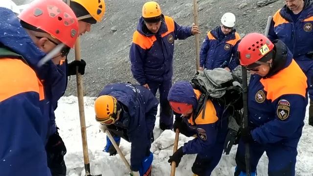 Поиски туристов попавших под лавину смотреть онлайн