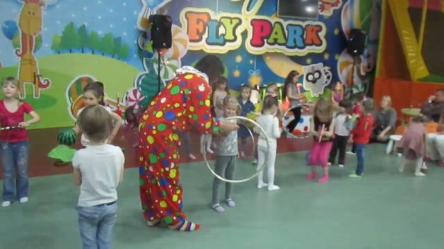 Игры клоуна и детей-2 после циркового выступления в парке "Fly park" смотреть онлайн