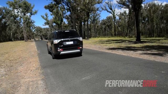 2014 Mitsubishi Outlander PHEV 0-100km/h & Engine Sound
