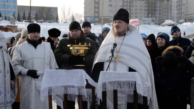 О Крещение Господнем рассказал священник собравшимся купаться в проруби в Бердске смотреть онлайн