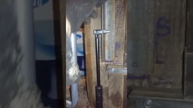 Ролик №10. Установка газлифтов в напольный люк в погреб своими руками, при помощи комплекта №5-50. смотреть онлайн