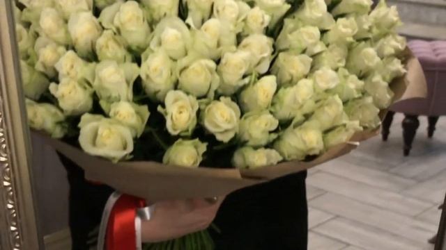 Букет из 101 белой розы 50 см Кения смотреть онлайн