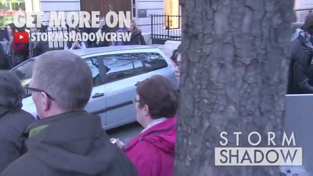 Kate Moss, husband Jamie Hince and daughter Lila Grace shopping in Paris смотреть онлайн