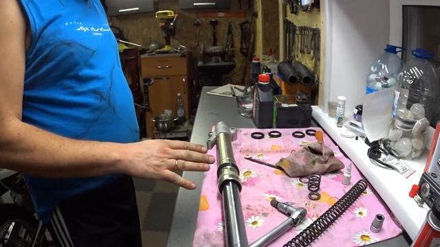 Замена сальников и сборка передней вилки мотоцикла Honda XR-250 смотреть онлайн