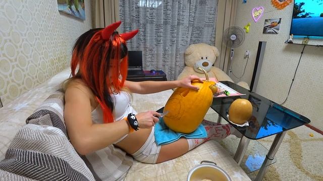 ВЫРЕЗАЕМ ТЫКВУ НА HALLOWEEN смотреть онлайн