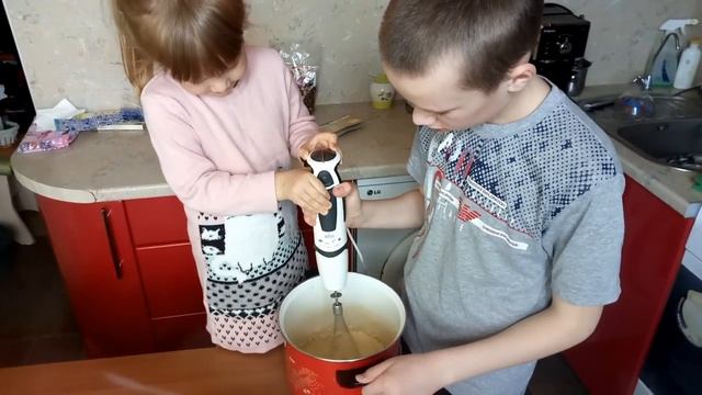 Алиса и Арсений пекут первый раз кулич. смотреть онлайн