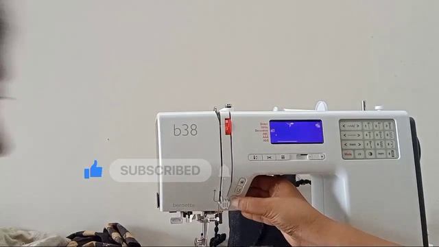 Creating stitch combinations on the bernette B38 sewing machine ,renuka sewing trainer. смотреть онлайн