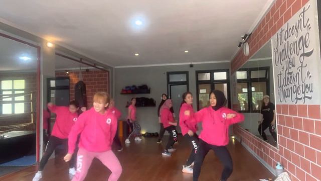 DANCE CARDIO|DANCE WORKOUT|ZUMBA |CHOREO MEYrani |i GOT IT FROM MY MAMA смотреть онлайн