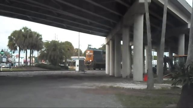 CSX Street Runner Train Scares The Hell Out Of Man In Car смотреть онлайн