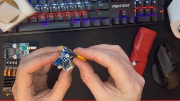 Подключаем вибродинамик антисосед к усилителю.