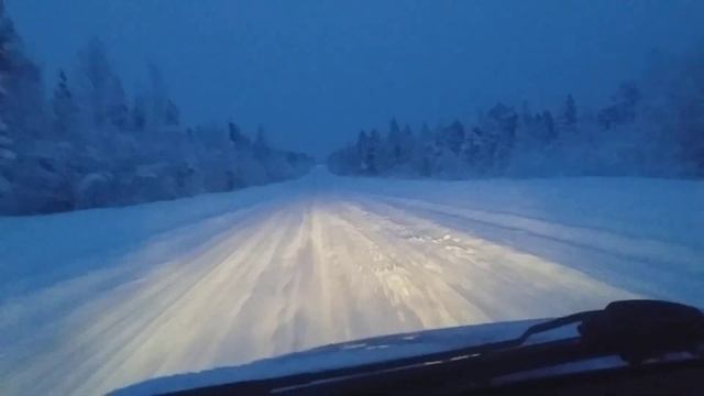 Падает кружится снег ложится.... дороги не чищены. а ехать надо..... так хоть песенки послушать смотреть онлайн