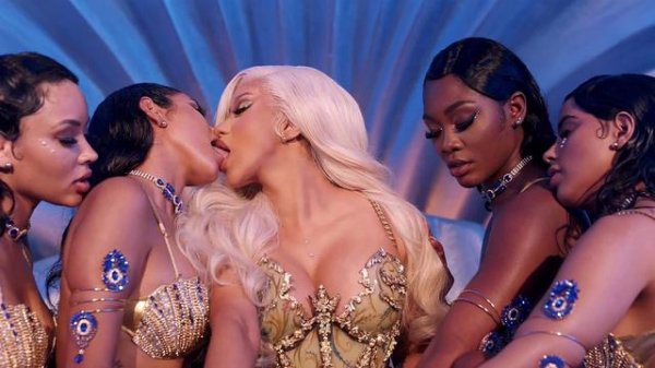 Up - Cardi b ft. Iggy Azalea & Nicki Minaj