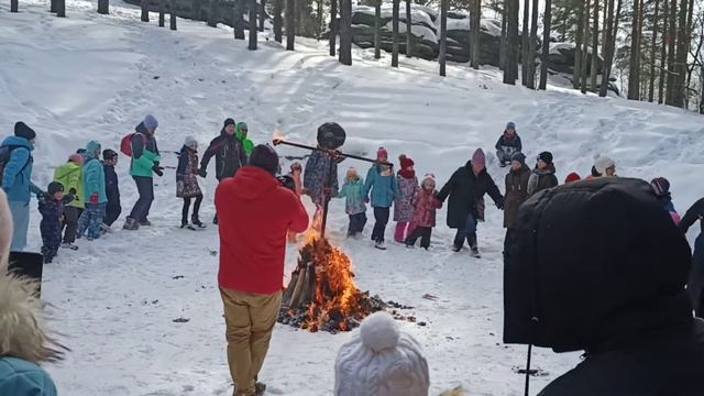 День весеннего равноденствия на Шарташском лесопарке Екатеринбурга. Часть6 Сжигание чучело Маслениц смотреть онлайн