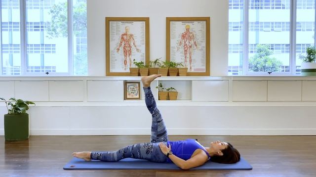 Flow Mat Beginner - Pilates Matwork - 30 mins - Full body workout, shape the legs, butt, core & arm смотреть онлайн