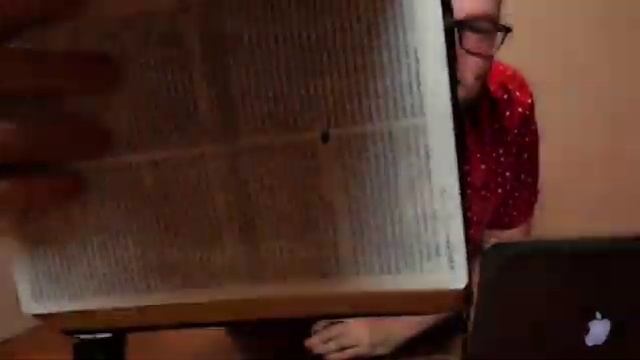 Pastor attacked by spider during Facebook live Bible Study смотреть онлайн