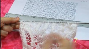 Красивый джемпер знаменитым узором "медвежьи лапки"