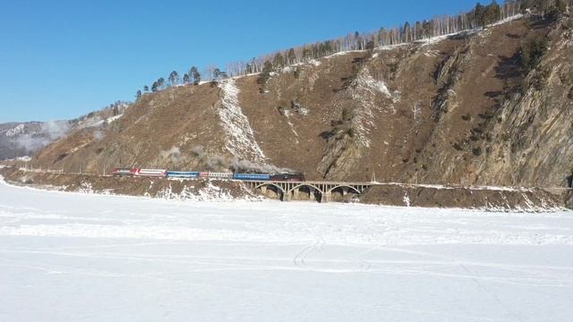 Двухэтажный вагон под паровозом на Кругобайкальской железной дороге смотреть онлайн