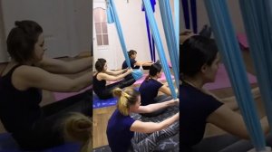 Аэройога на низких гамаках.