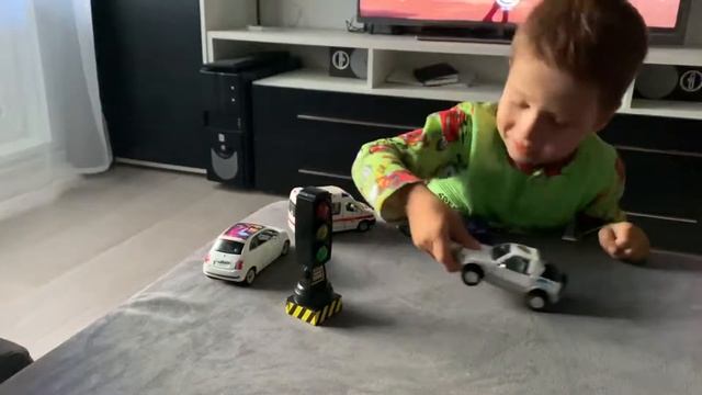 Машинки. Макс играет. Playing. Toys. Модельки. Police car. Светофор. смотреть онлайн