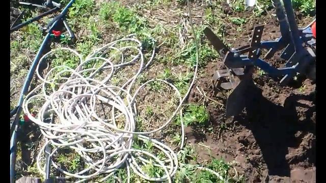 "Троллейбус" в огороде. Прополка и окучивание. смотреть онлайн